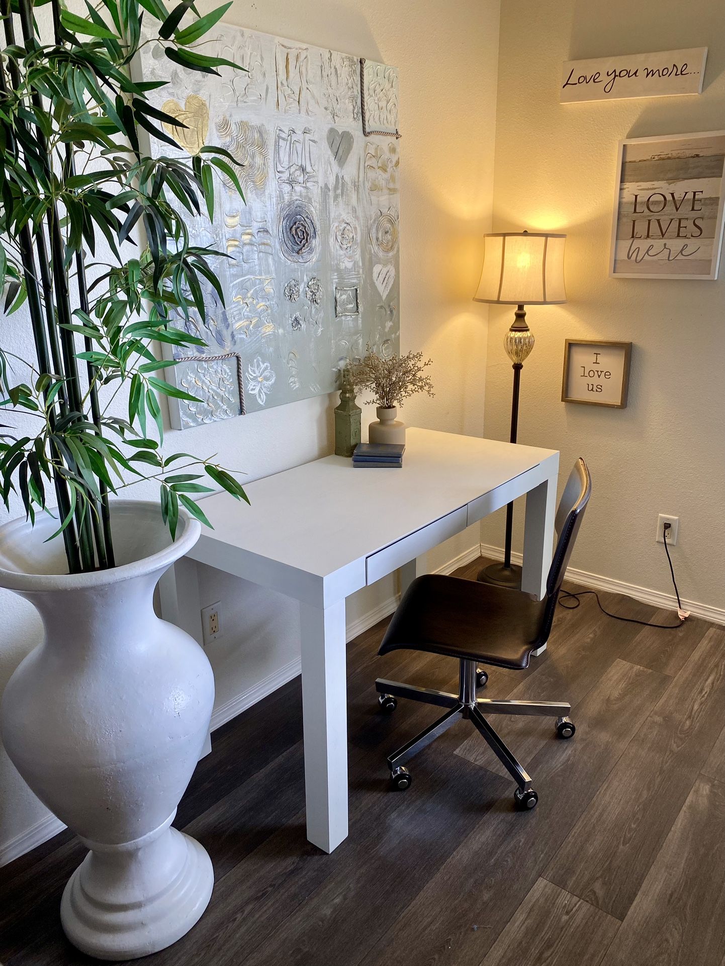 FREE DELIVERY 🚚 White Desk  