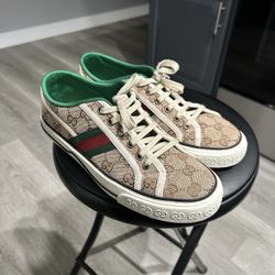 Gucci size 8 Men 
