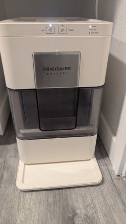 EFIC255-CREAM Ice Maker. LIKE NEW!!!