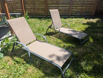 2 lawn chairs / pool chairs