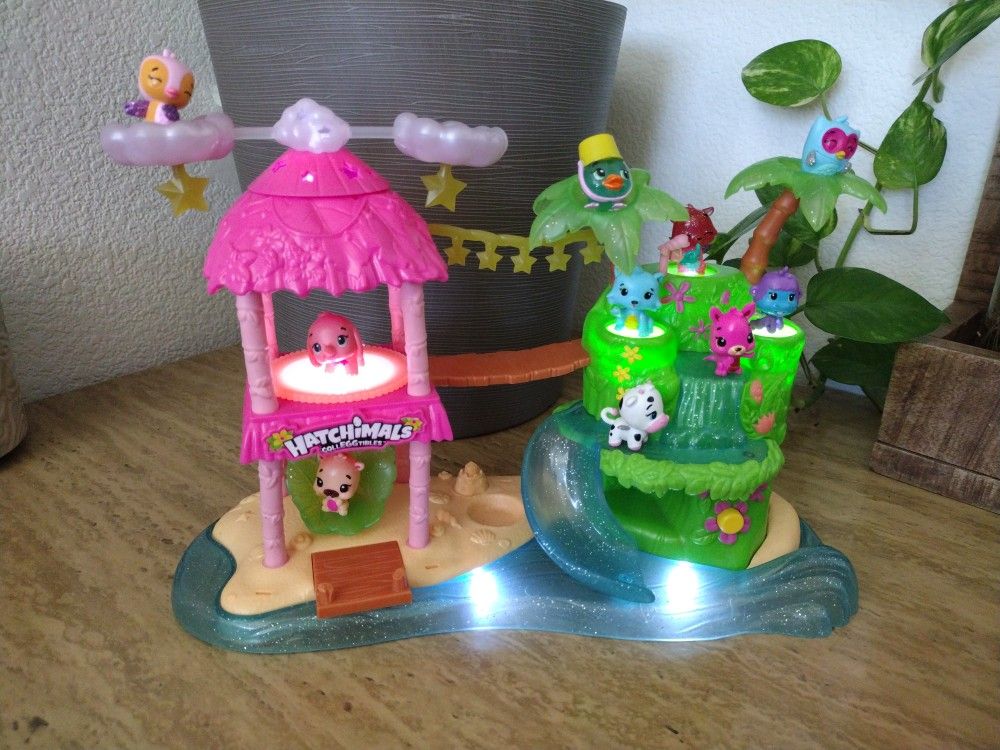 Hatchimals Colleggtibles Tropical Party Island Lights,Sounds Toy Playset With 10 Hatchimals,Like New