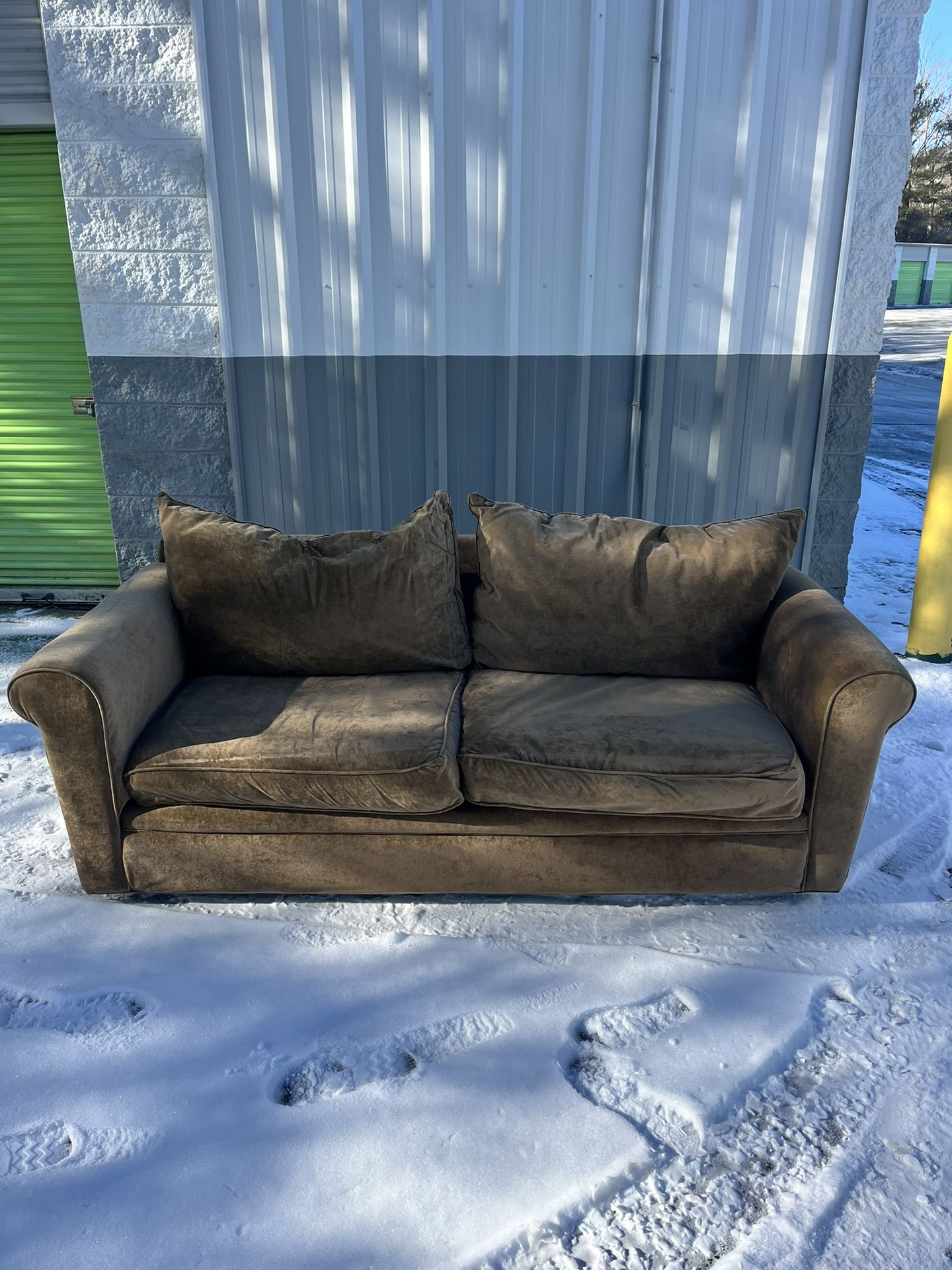 Bob’s Microfiber Pull Out Couch *DELIVERY AVAILABLE*