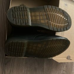 dr marten 1460 boots size 8 US (M) - 9 US (W)