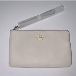 Coach Women's Large Corner Zip Crossgrain Leather Wristlet (Chalk)