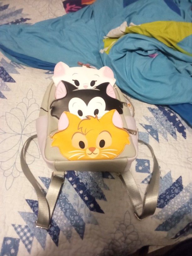 Disney Park Lounge Fly Three Disney Cats