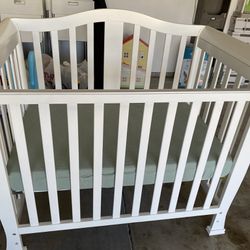 White Baby  Crib 