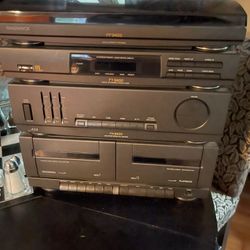 MAGNAVOX FP FT FA 9400  REMOTE, TURNTABLE STEREO AMPLIFIER TUNER CASSETTE PLAYER WITH SPEAKERS