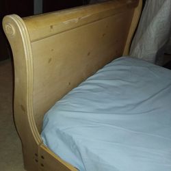 Sleigh bed - twin size