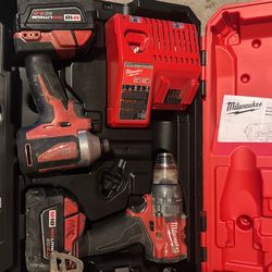 Milwaukee drills set. Charger and battery 🪫 2. 5.0