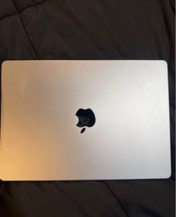 2023 MacBook Pro | 8 GB Ram | 512 GB Storage
