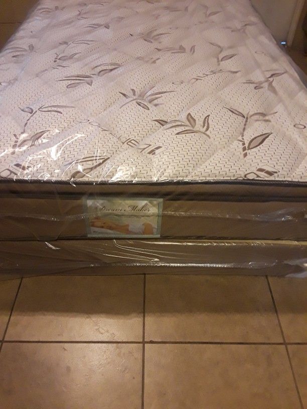 Brand New Queen Size Pillowtop Mattress Included Box Spring Free Delivery