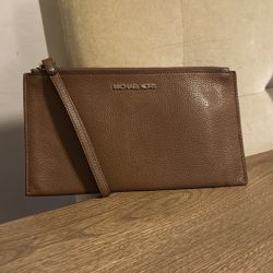 Micheal Kors Wristlet 