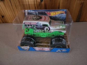 HotWheels Monster Jam GRAVE DIGGER Bad to the bone