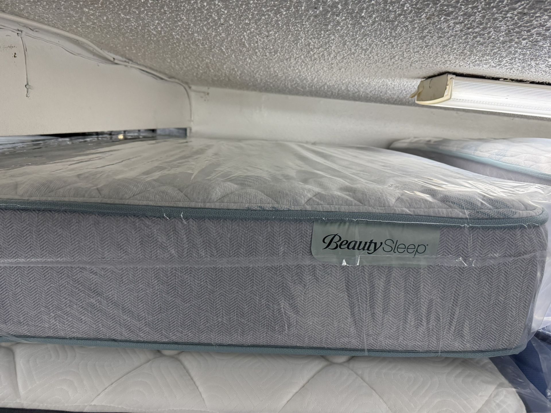 FULL SIZE SIMMONS BEAUTYSLEEP (FIRM) MATTRESS & BOX SPRING BED SET