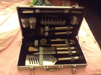 New in box 22 piece barbecue tool set