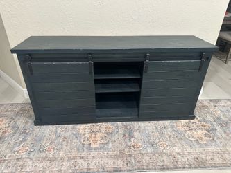 Tv stand/entertainment center