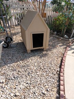 Casita de perro3 pies de alto y 3 pies de largo por 2 pies I medio de ancho