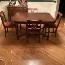 Dining Room Table With 4 Chairs VGC!