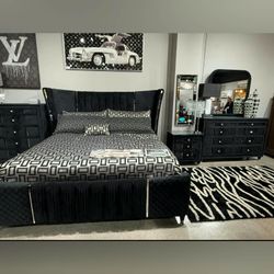 Black 5 Pc Queen Bedroom Set