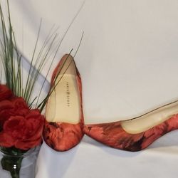 Red leaf detail pumps size 8. 