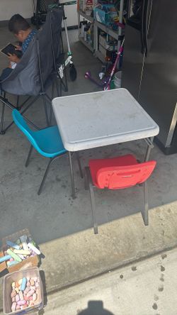 Lifetime Table With 2 Chairs