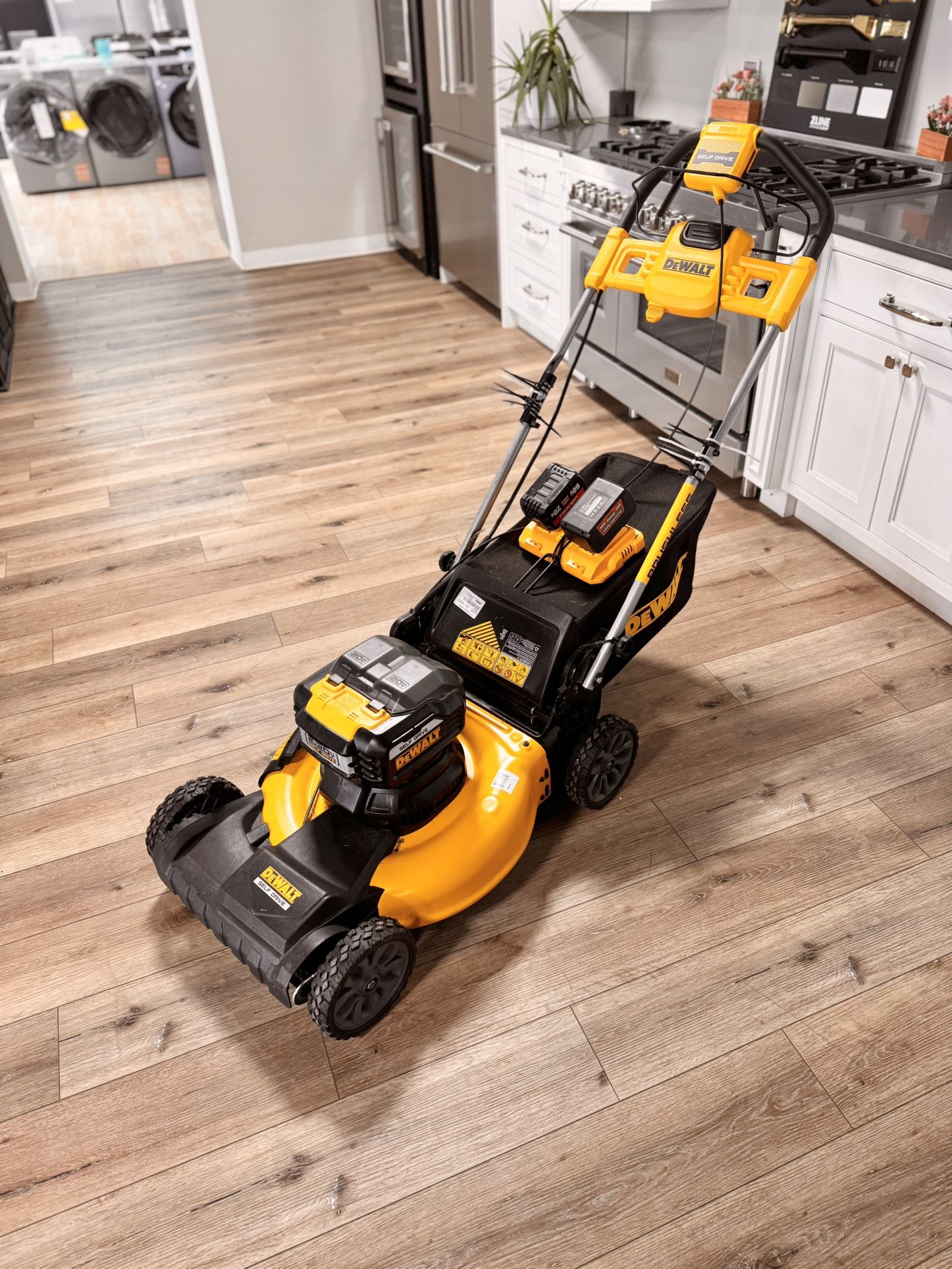 DEWALT 20V MAX 21.5 in. Battery Powered Walk Behind Self Propelled Lawn Mower with (2) 10Ah Batteries & Charger