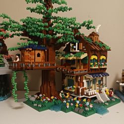 Off-brand Lego Treehouse, Assembled, ~4000 Pieces 