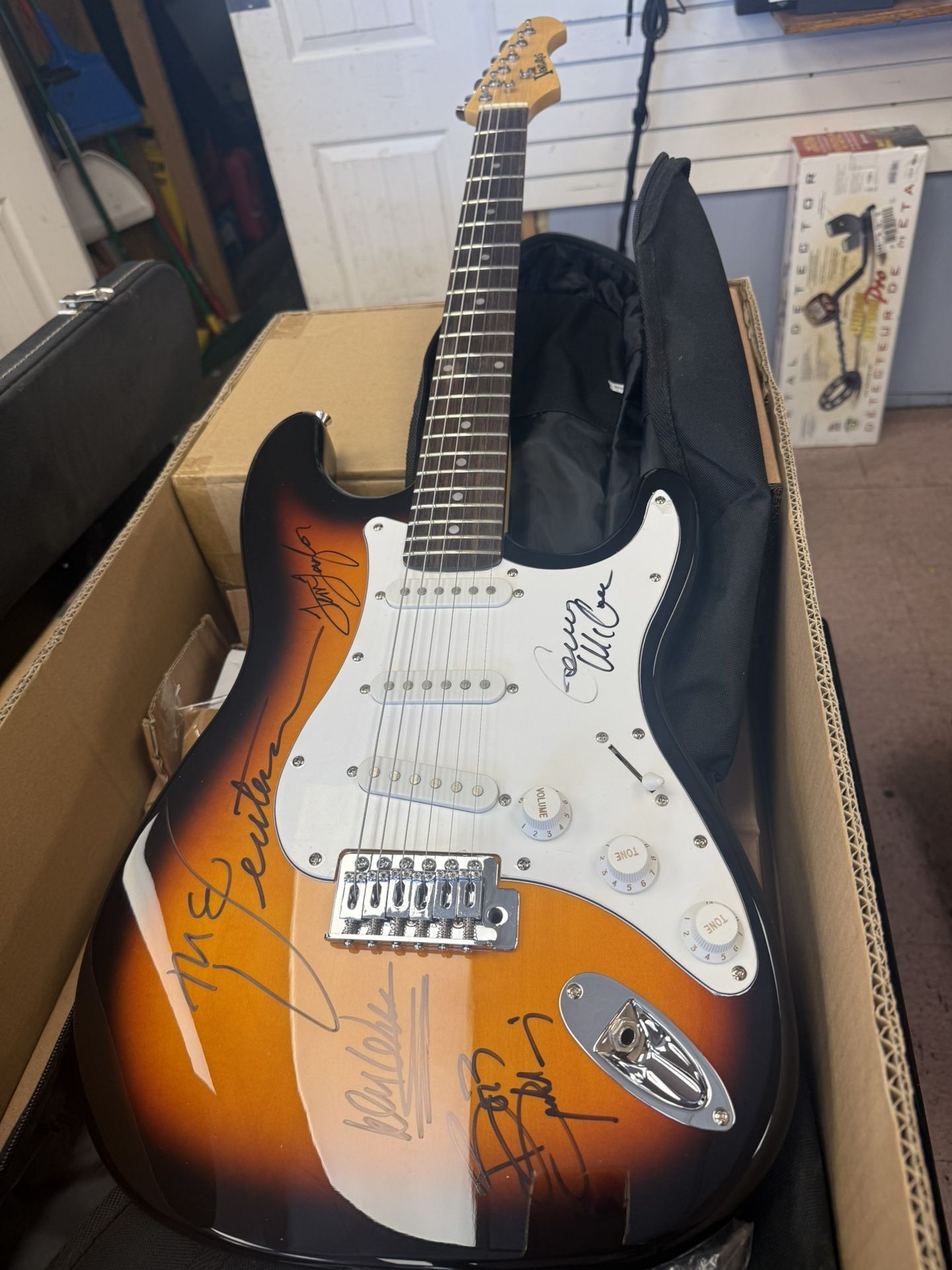 The Ventures Signed Guitar (Hall Of Fame Don Wilson ,Ventures Guitar Box set)