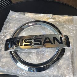 Grille Emblem - Nissan (62889-1JA0A)