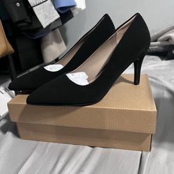Black pumps, 6.5