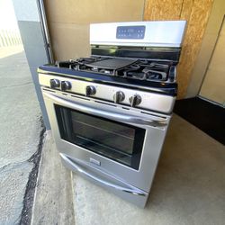 Frigidaire gas stove 5 burners stainless st with griddle  30”