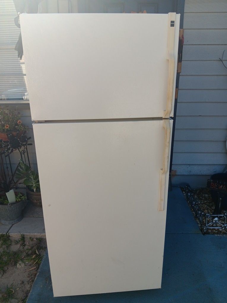 Refrigerator 