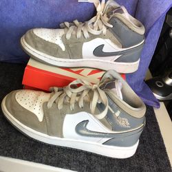 Nike air Jordan 1mid size 4.5Y