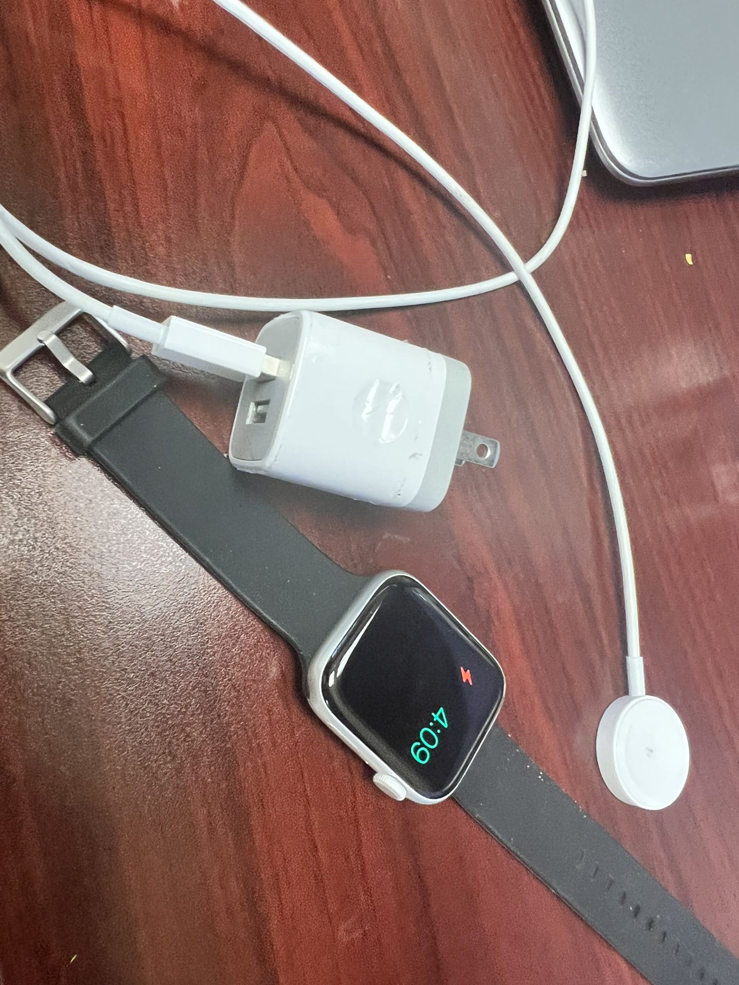 Apple watch series 5 44mm  Comes with charger 