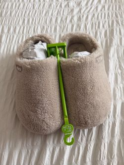 Crocs Fuzzy Slippers Size 7 women’s