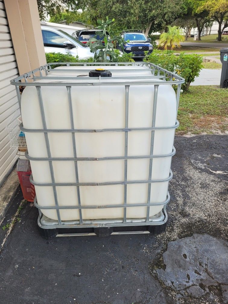 IBC Water Tank 275 Gallons Full Grade Clean Lightly Usedto Store Rain Water