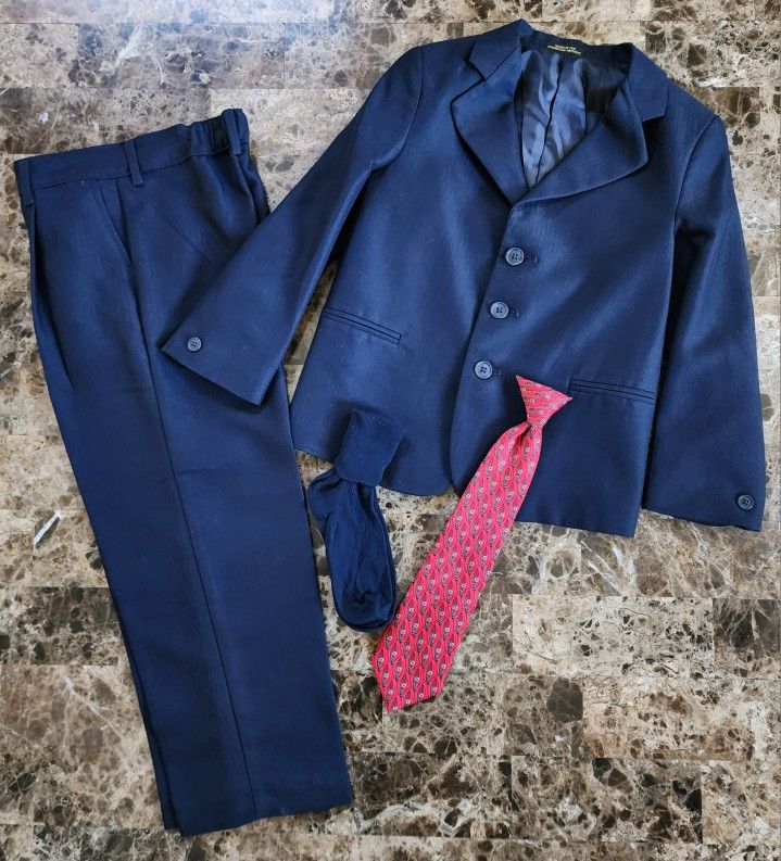 Boy's Navy Blue Suit Size 7 (SERIOUS BUYERS ONLY CONTACT)