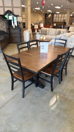 Wildenauer Dinning Table And 4 Chairs