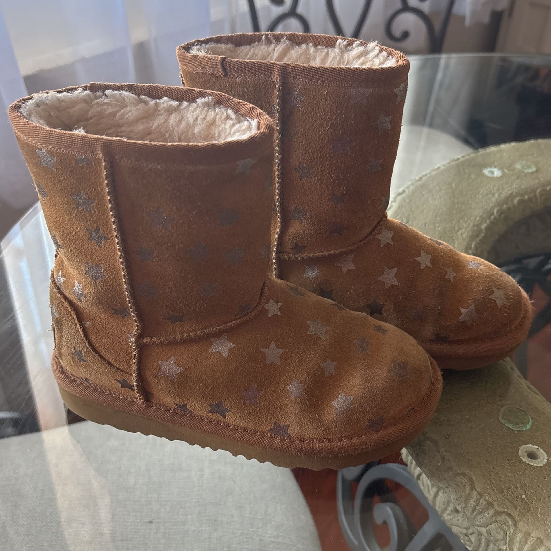 UGG