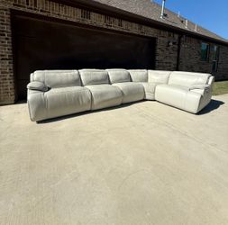 Beautiful Rooms To Go 5-piece power reclining sectional in a modern white/cream color.