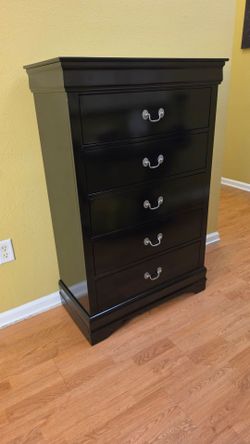 Clean and Nice Black 5-Drawer Tall Dresser.