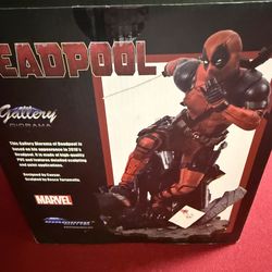 Marvel Diamond Select Gallery Deadpool PVC Diorama
