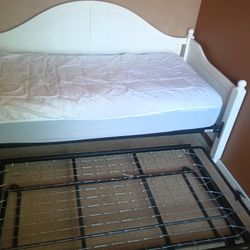 Wood Frame Twin Trundle Bed 