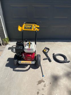 Shop DEWALT 3600 PSI 2.5 GPM Gas Pressure Washer with Honda GX200 Engine, Heavy-Duty Commercial Cold Water Power Cleaner