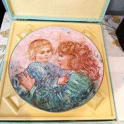 Edna Hibel 1981  "Kathleen And Child" Collectors Plate *Limited Edition*By Royal Doulton 