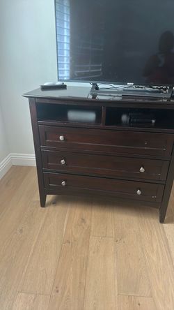 Small dresser with 3 drawers