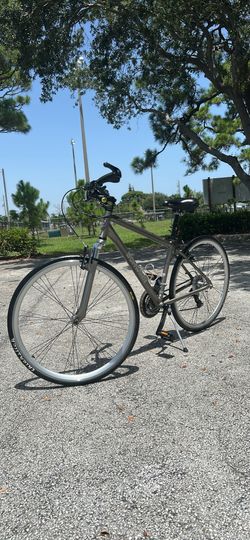 Schwinn Trailway Hybrid Bike featuring a grey lightweight aluminum frame and a front suspension fork