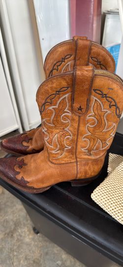 Tony Lama cowboy boots size 7B woman