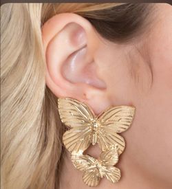 Brand new beautiful butterfly earrings still in sealed package ( never open ).