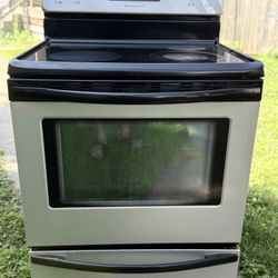 Frigidaire 30” Electric Stove – Clean & Functional